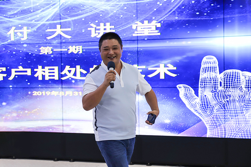 201909041567588164689622.jpg 董半身笑.jpg